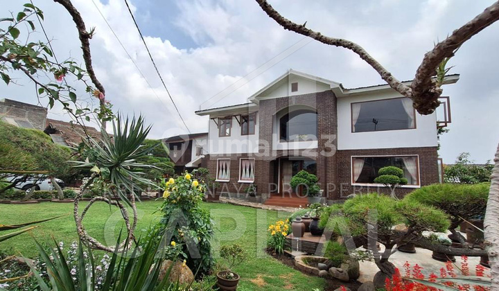 VILLA CANTIK DENGAN  INTERIOR KAYU DAN  TAMAN BONSAI NAN ASRI  , VIEW GUNUNG  & CITY LIGHT DI LEMBANG 