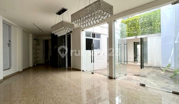 House and Pavilion, Land Calculation in Meteng, Central Jakarta, Negotiable. House and Pavilion, Land Calculation in Meteng, Central Jakarta, Negotiable.