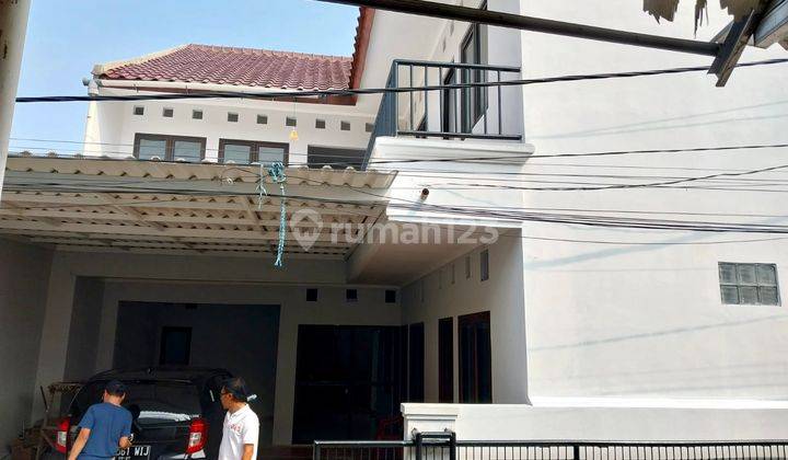 Dijual Rumah Cocok Untuk Kosan 2 Lnt 9 Kamar Strategis di Bintaro 2