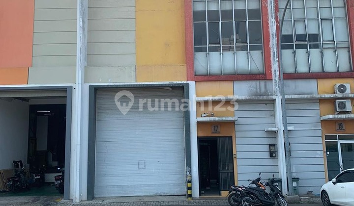 Ready-to-Use Warehouse in Daan Mogot, Good, Area 324M