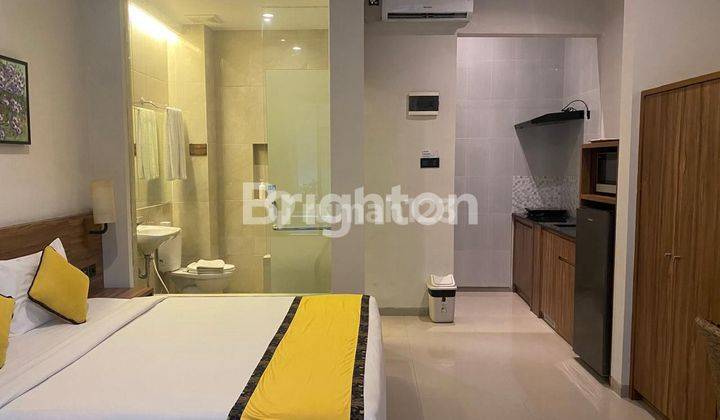 kamar tidur apartemen modern di seminyak dekat