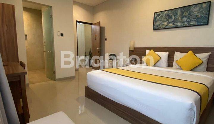 kamar tidur apartemen modern di seminyak dekat