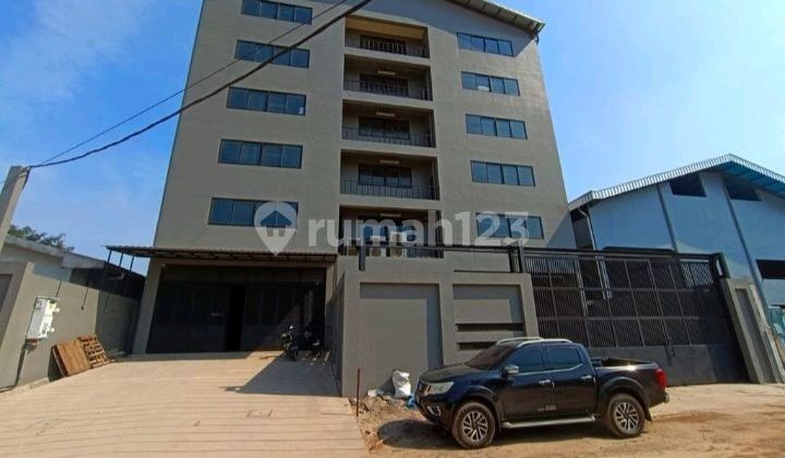 Studio warehouse for rent live online street