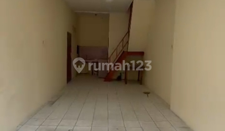Di Sewa Rumah Lantai 2 Terletak di Jalan Raya Pademangan