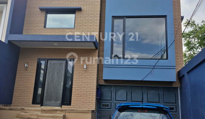 Dijual Rumah 3 Lantai Yang Begitu Asri Dan Sejuk Di Puncut