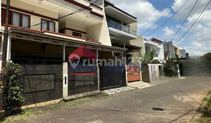 Good 3-Story Minimalist House with Bedroom on the Lower Floor 2