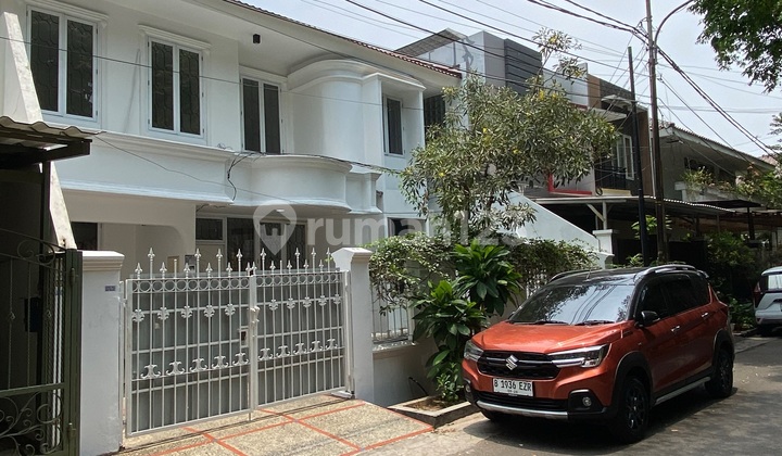 Rumah 2 Lantai Depan Taman di Tanjung Duren Utara