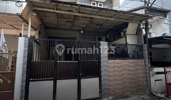 Beautiful Minimalist House in Duri Kepa with a Room Downstairs Beautiful Minimalist House in Duri Kepa with a Room Downstairs