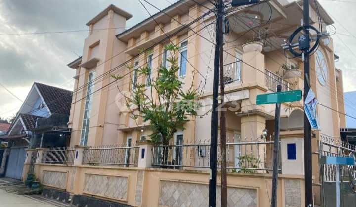 Rumah Arsitektur Victorian Ala Eropa Didalam Perumahan 2