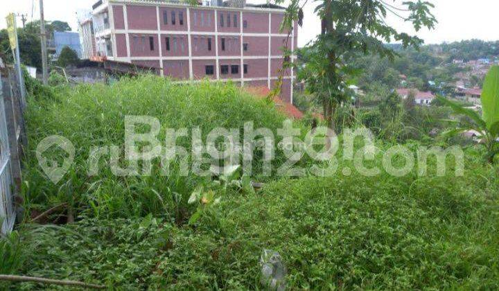 Tanah luas di pinggir jalan besar utama dekat sekolah. 1