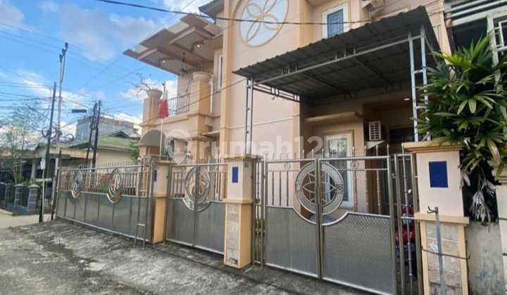 Rumah Arsitektur Victorian Ala Eropa Didalam Perumahan