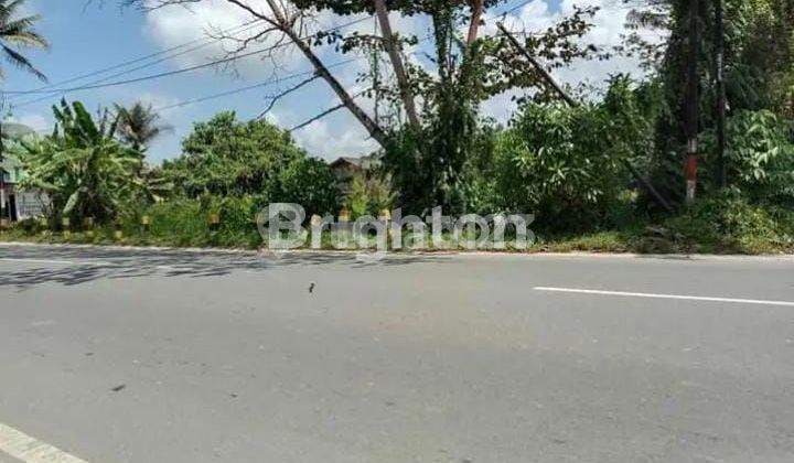 A 3975 m² plot of land by the roadside