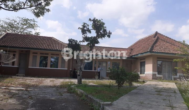 Rumah dengan Halaman luas di tengah kota Sukabumi Rumah dengan Halaman luas di tengah kota Sukabumi