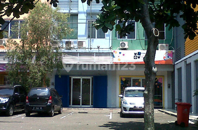 3 Floors, Strategic Location, 3 Bathrooms, North Facing, Opposite ITC Lobby, Next to Main Road with Public Transport (Angkot, Buses, etc.) 2