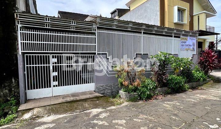 A NICE 1-STORY HOUSE READY TO LIVE IN, LOCATED IN THE CENTER OF PALEMBANG CITY IN THE KEDAMAIAN AREA. A NICE 1-STORY HOUSE READY TO LIVE IN, LOCATED IN THE CENTER OF PALEMBANG CITY IN THE KEDAMAIAN AREA.