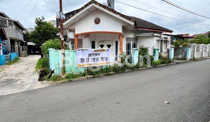 TANAH DENGAN BANGUNAN RUMAH LOKASI STRATEGIS DI TENGAH KOTA DI BELAKANG MALL 1