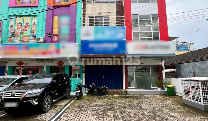 A single-door shop/office, good for business, inside a complex in the Kandang Kawat area in the city of Palembang. A single-door shop/office, good for business, inside a complex in the Kandang Kawat area in the city of Palembang.