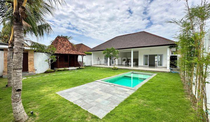 For rent 3 bedrooms pool villa With Big garden In Central seminyak 2