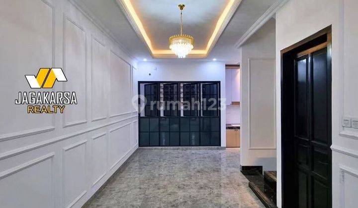 For Sale 4 + 2 Bedroom House in Jagakarsa 2