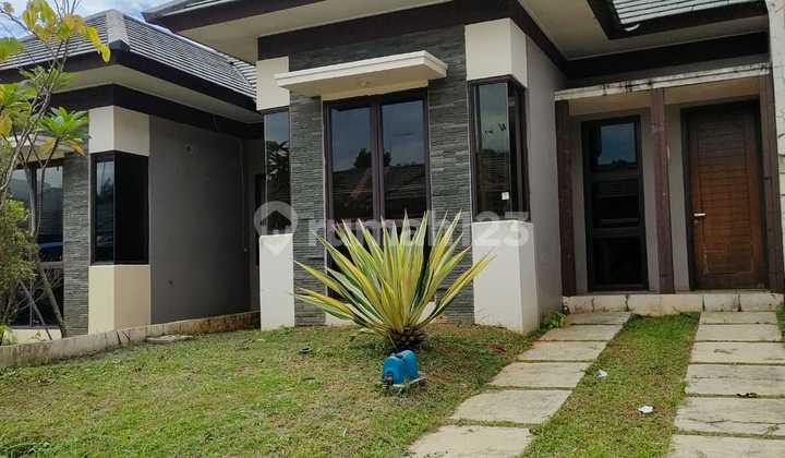 Rumah Minimalis Modern Masih Ada Space Taman SHM di Sentul City Rumah Minimalis Modern Masih Ada Space Taman SHM di Sentul City