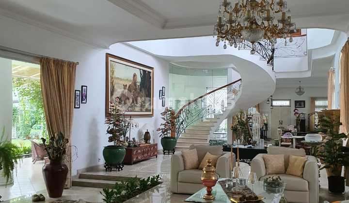 Rumah Mewah Siap Huni dengan Kolam Renang dan Full Furnish SHM di Medan Rumah Mewah Siap Huni dengan Kolam Renang dan Full Furnish SHM di Medan