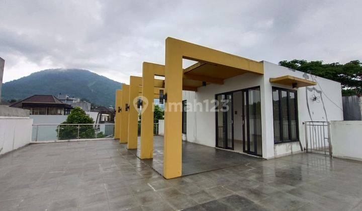 Rumah Semi Furnish Dengan Rooftop View Pegunungan Dan Taman Depan Juga Belakang Di Sentul City Bogor 1