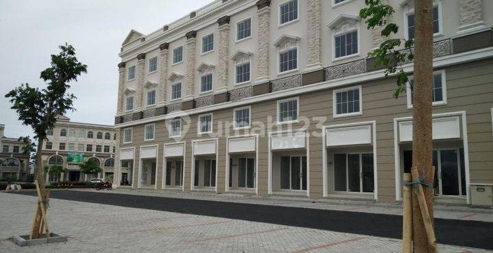 Ready-to-Use 4-Story Shophouse in CBD, Size 4.5x15 (67m2) at Green Lake City, Cipondoh, Tangerang