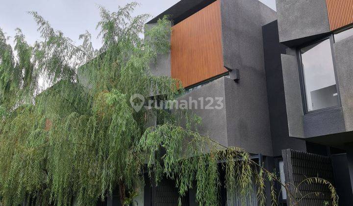 Rumah Industrial Modern Di Exclusive Townhouse  di Veteran Jaksel 1