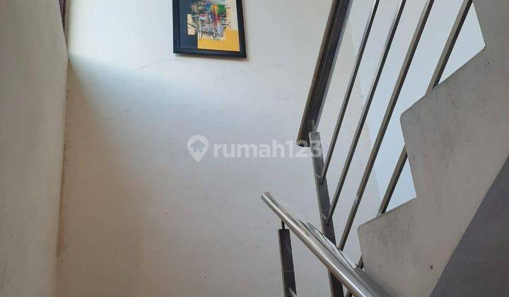 Rumah 2 Lantai Bagus Furnished SHM di Siwalankerto, Surabaya 2