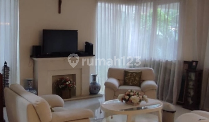 Large 2-story house, 12 meters wide, near Papaya Darmo! Selling house at Darmo Permai Junction. 2