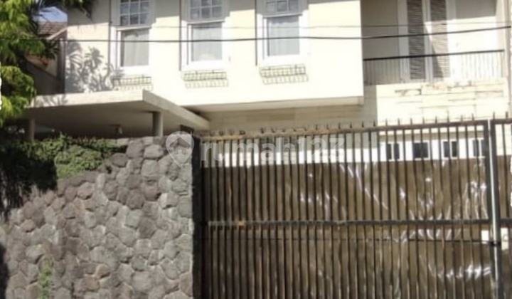 Large 2-story house, 12 meters wide, near Papaya Darmo! Selling house at Darmo Permai Junction.