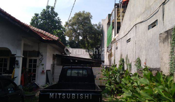 Rumah dengan tanah luas dijual di Meruya Selatan dekat gerbang tol 1