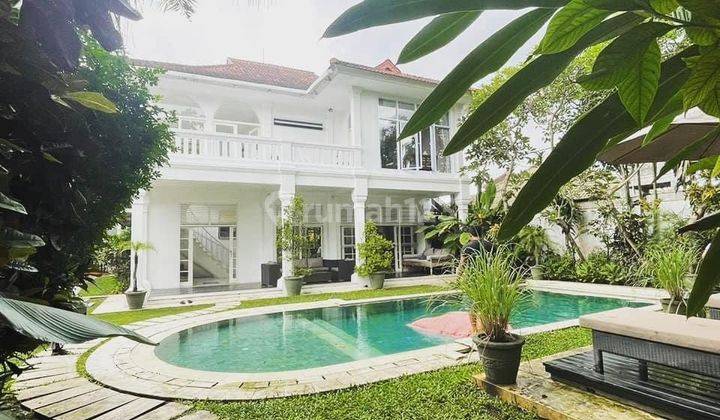 Villa mewah batu belik Kerobokan Badung Bali Indonesia  1