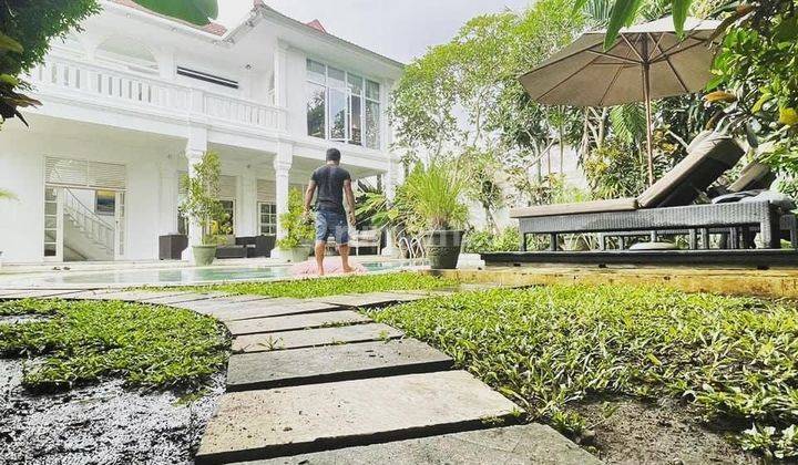 Villa mewah batu belik Kerobokan Badung Bali Indonesia  2