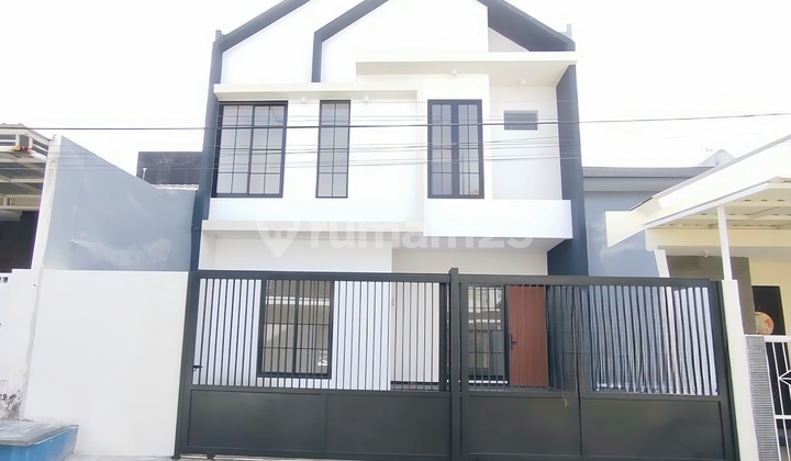 Modern Minimalist 2-Storey House, 4+1 Bedrooms in Mulyosari