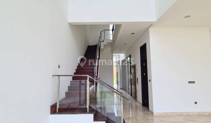 Disewakan Rumah di The Mozart Signature PIK baru 3lantai ada lift 2