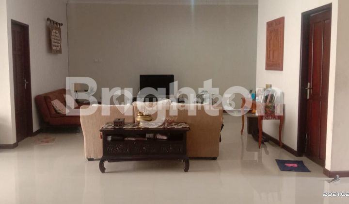 RUMAH BESAR DI PERUMAHAN WIKA 2