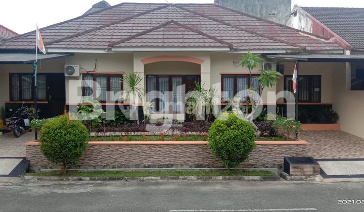 RUMAH BESAR DI PERUMAHAN WIKA