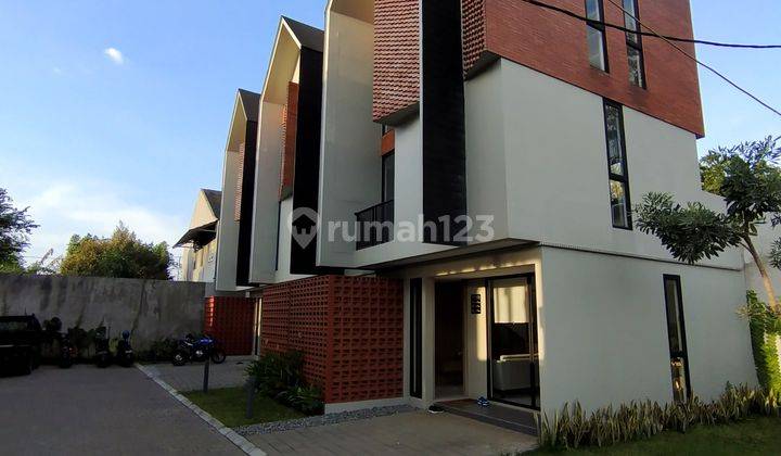 Dijual Rumah 3 Lantai Bebas Banjir di Bintaro Tangerang Selatan 2