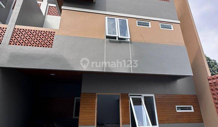 Rumah Modern 3 Lantai Fasilitas Lengkap Akses Mudah di Jagakarsa 1