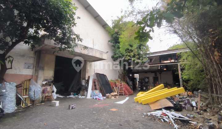 Strategic Warehouse Suitable for Business on Puspowarno Street 2