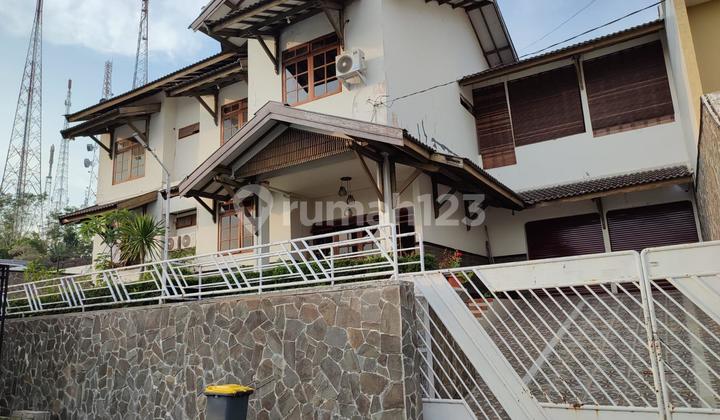 Rumah Luas Strategis Siap Pakai di Bukit Sari 1