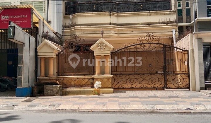 Rumah Luas Premium Siap Huni di Mayjend Sutoyo  1