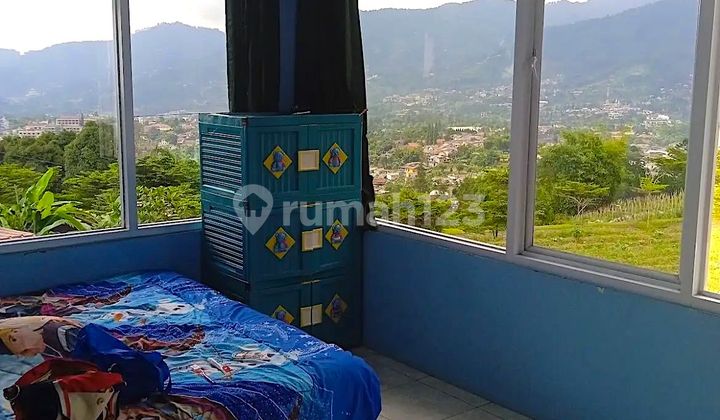 Villa Strategis di Citeko Cisarua - Villa Alley Biru, 2 Lantai Halaman Luas Kolam Renang