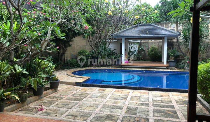 Dijual Rumah Mewah Fasilitas Villa Furnished Garasi Luas SHM 1