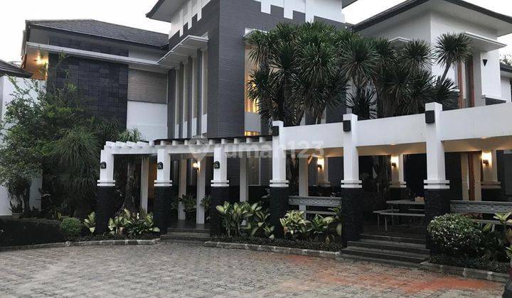 Dijual Rumah Mewah Fasilitas Villa Furnished Garasi Luas SHM 2