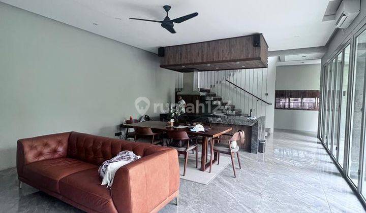 Dijual Rumah Modern 2 Lt. Konsep Villa Tropical Lokasi Strategis  2