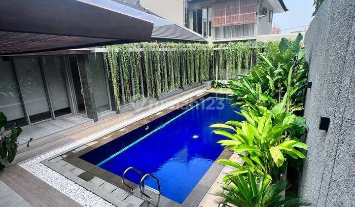 Dijual Rumah Modern 2 Lt. Konsep Villa Tropical Lokasi Strategis  1