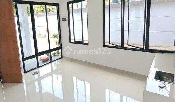 Dijual Rumah Pojok 2lt. Siap Huni Lokasi Strategis Di Pondok Cabe 2