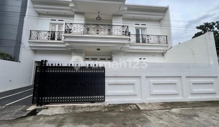 Disewakan Rumah Mewah American Classic Siap Huni Lokasi Strategis Disewakan Rumah Mewah American Classic Siap Huni Lokasi Strategis